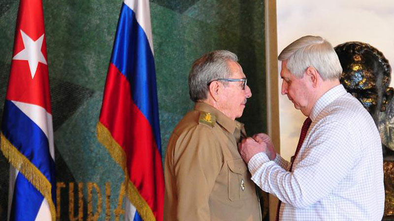 Raul Castro, being awarded by Iván Mélnikov, CPRF,Russia