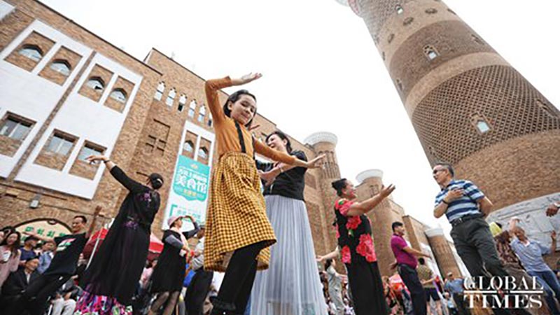 Locals enjoy their after-work time at Hotan night market in China's Xinjiang Uyghur Autonomous Region. Photo: Chen Qingqing/GT
