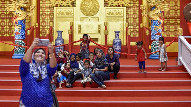 A group of Malaysian takes a selfie with Chinese Lunar New Year decorations at a shopping mall in Kuala Lumpur, Malaysia on January 16, 2017. Photo: IC