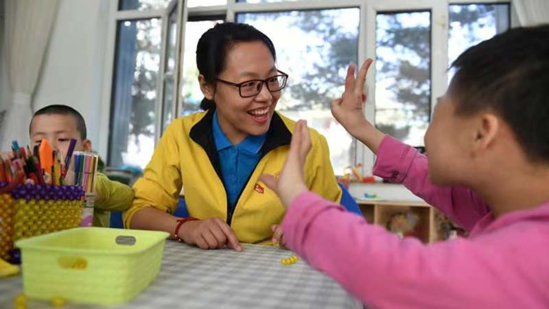 Cui Jie gives lessons to the children in the Hohhot Children's Welfare House. Photo: Courtesy of Cui