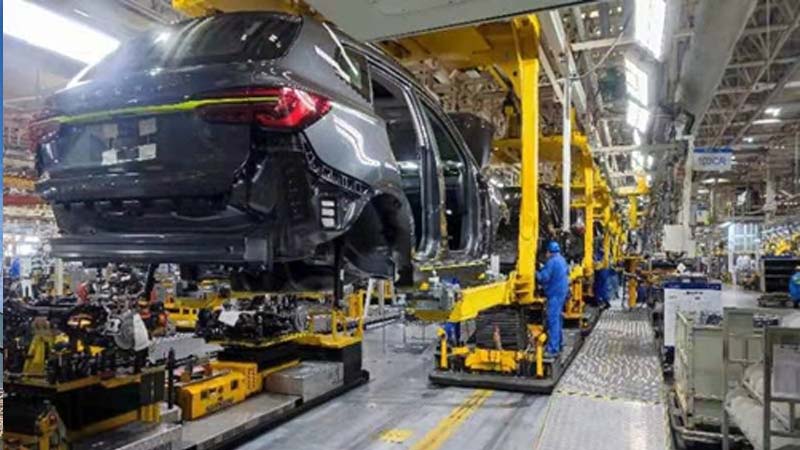 Employees from SAIC Motor work on the production line at Lingang base in Shanghai. Photo: Courtesy of SAIC Motor