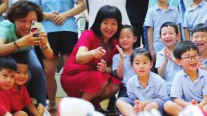 Gong Min with kindergarten children while watching a robot show in September 2019. Photo: Courtesy of Gong