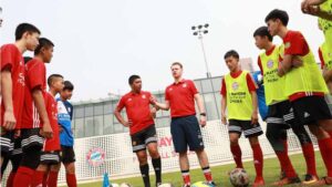 Matthias Brosamer (second left) and FC Bayern legendary striker Giovane Elber (first left) direct young Chinese players in FC Bayern soccer school in Qingdao, East China’s Shandong Province in April 2019. Photo: Courtesy of Brosamer