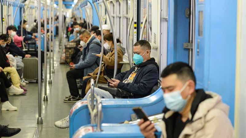Residents of Southwest China's Chongqing take the subway on December 5, 2022. The city resumed subway service from 6:30 am that day and residents needed only to present their green health code to access public transit services. Photo: cnsphoto
