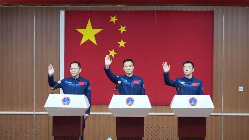 The three taikonauts of the Shenzhou-15 manned spaceflight mission meet with media at a press conference at the Jiuquan Satellite Space Launch Center in Northwest China’s Gansu Province on November 28, 2022. The trio is led by mission commander Fei Junlong (center) with two space newcomers Zhang Lu (left) and Deng Qingming. Photo: Xinhua