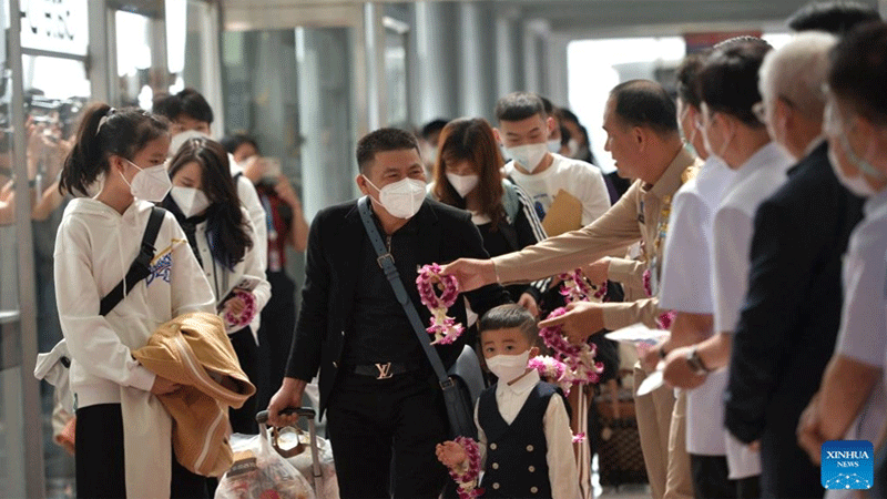 Chinese passengers are welcomed by Thai officials at the Suvarnabhumi Airport in Samut Prakan, Thailand, Jan. 9, 2022. Thailand on Monday welcomed the arrival of thousands of Chinese tourists in its capital of Bangkok, the first group following China's optimization of COVID-19 strategy which took effect on Jan. 8.(Photo: Xinhua)