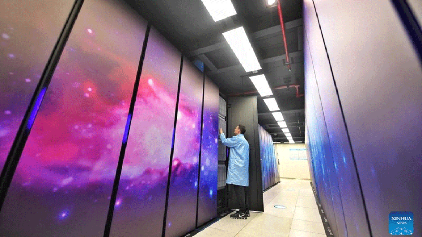A staff member checks equipment at the National Supercomputing Center in Chengdu, southwest China's Sichuan Province, Feb. 14, 2023.(Photo: Xinhua)