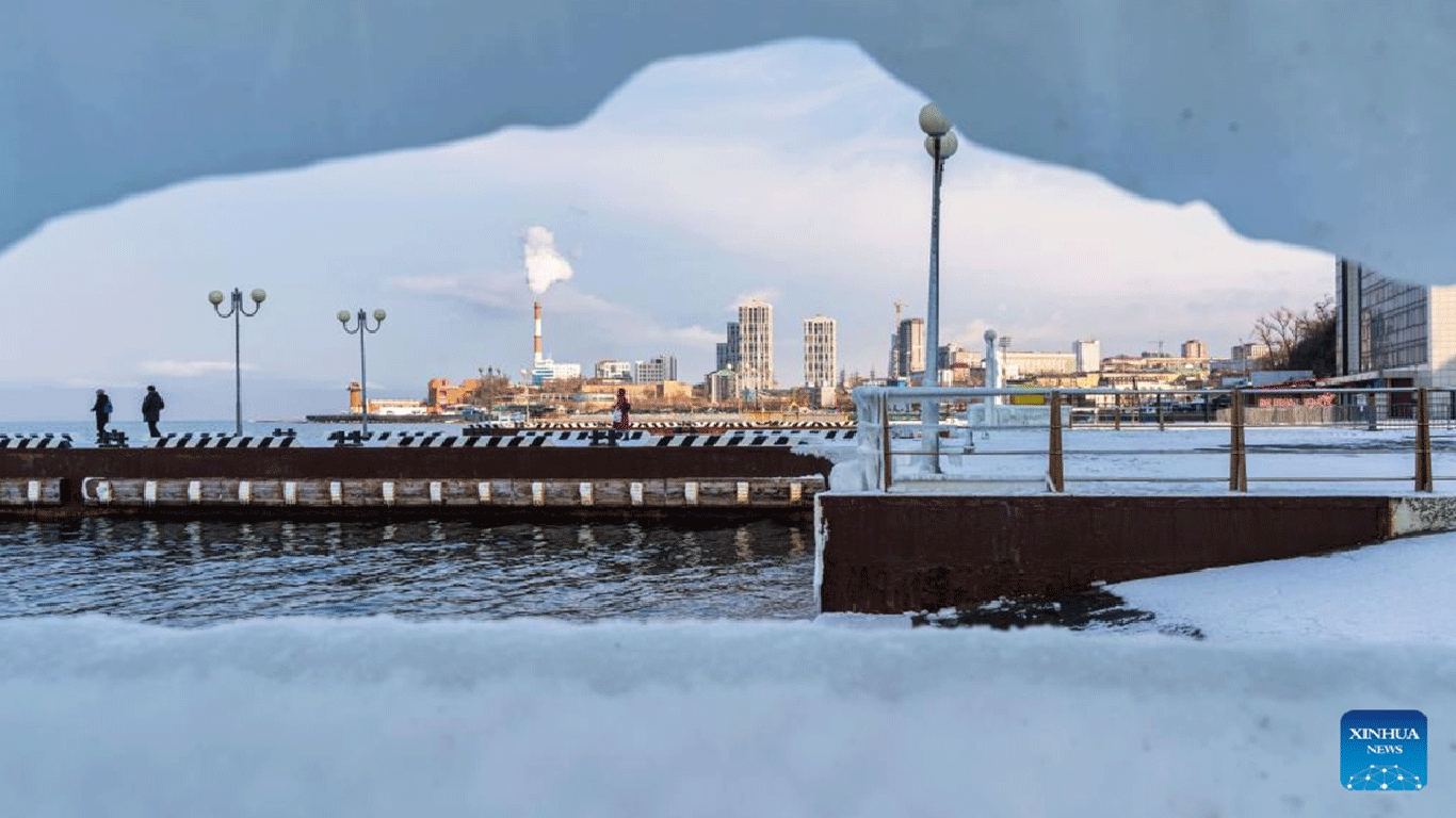 The city view is seen from the crevice of icicles in Vladivostok, Russia, Dec. 3, 2022. (Photo by Guo Feizhou/Xinhua)