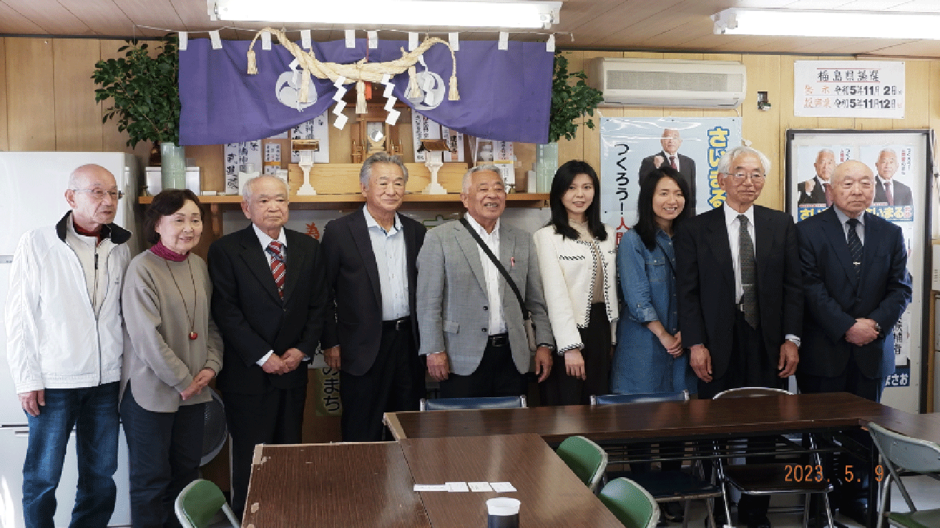 Bushin Saimaru (center), a lawmaker in Fukushima Prefecture poses for a photo with his friends and Global Times reporters after receiving an interview on May 9, 2023.