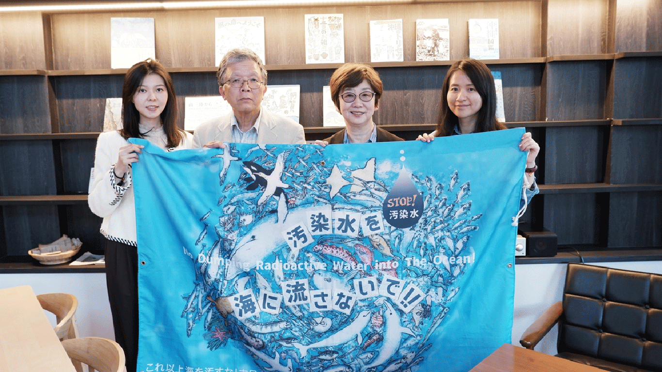 Chiyo Oda and Tsutomu Yoneyama, members of an environmental NGO "Stop polluting the oceans!" hold a banner with GT staff reporters on May 9, 2023. The banner reads "Don't discharge the polluted water into the sea!" Photo: Xu Keyue/GT