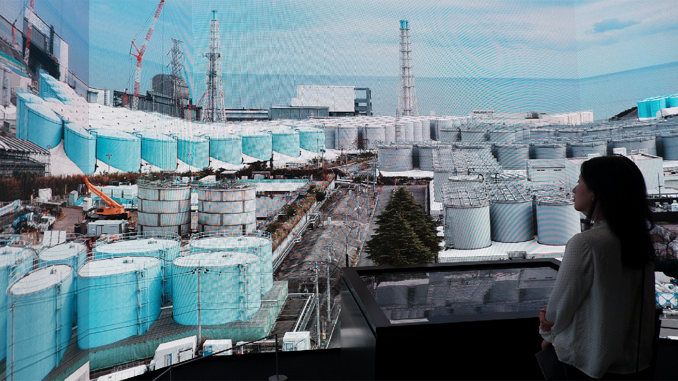 A GT reporter watches a video of the storage tanks of nuclear-contaminated wastewater at the Fukushima Daiichi Nuclear Power Plant at the TEPCO Decommissioning Archive Center on May 10, 2023. Photo: Xu Keyue/GT