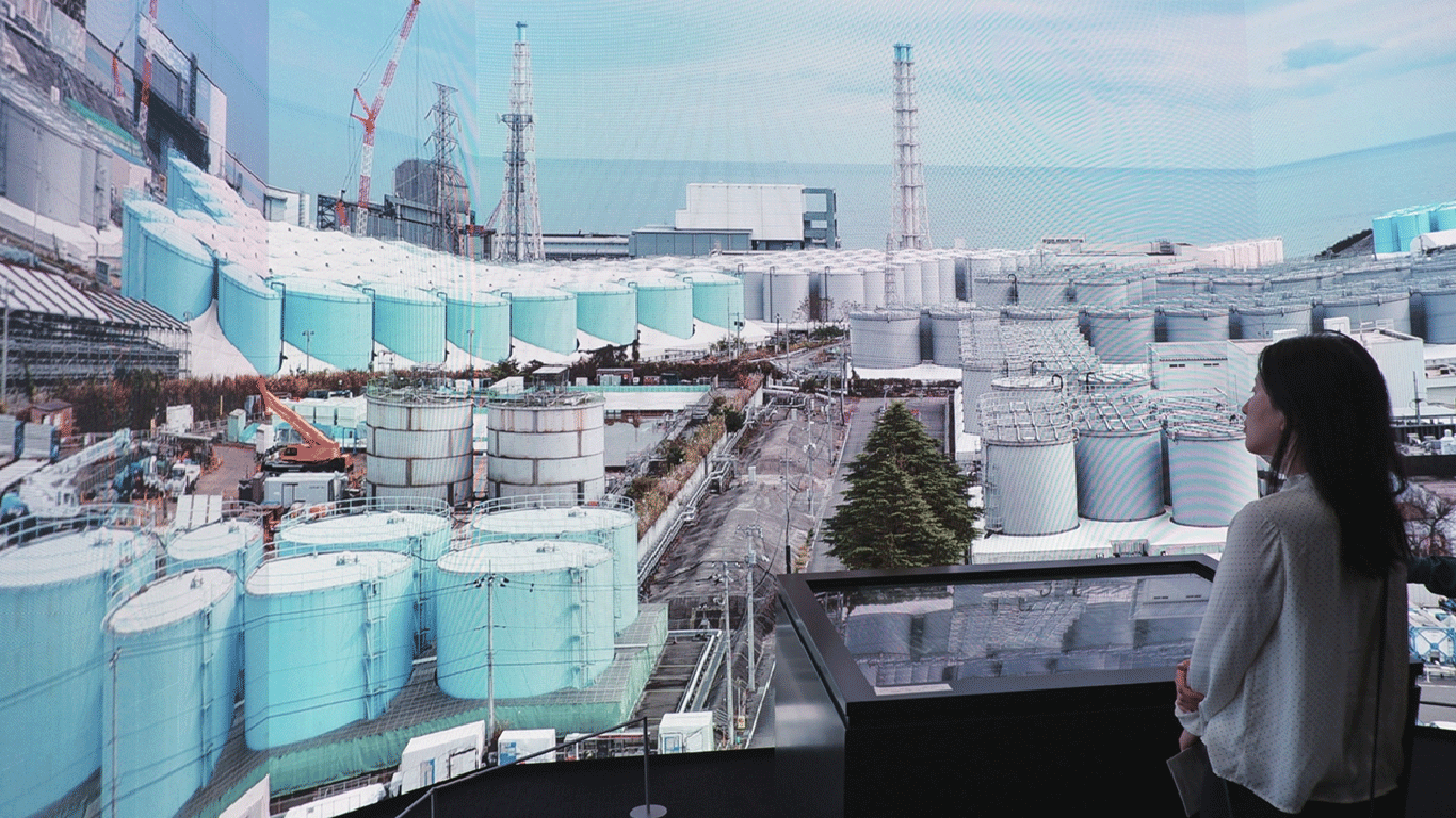 A Global Times reporter watches a video of the storage tanks of nuclear-contaminated wastewater at the Fukushima Daiichi Nuclear Power Plant at the TEPCO Decommissioning Archive Center on May 10, 2023. Photo: Xu Keyue/GT