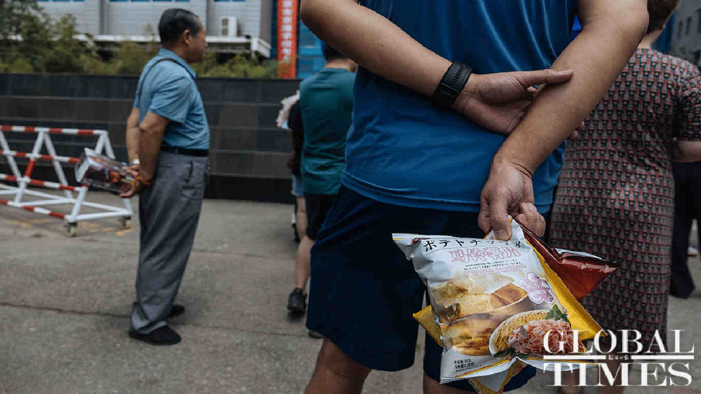 A Beijing students father with gift. Photo: Li Hao/GT