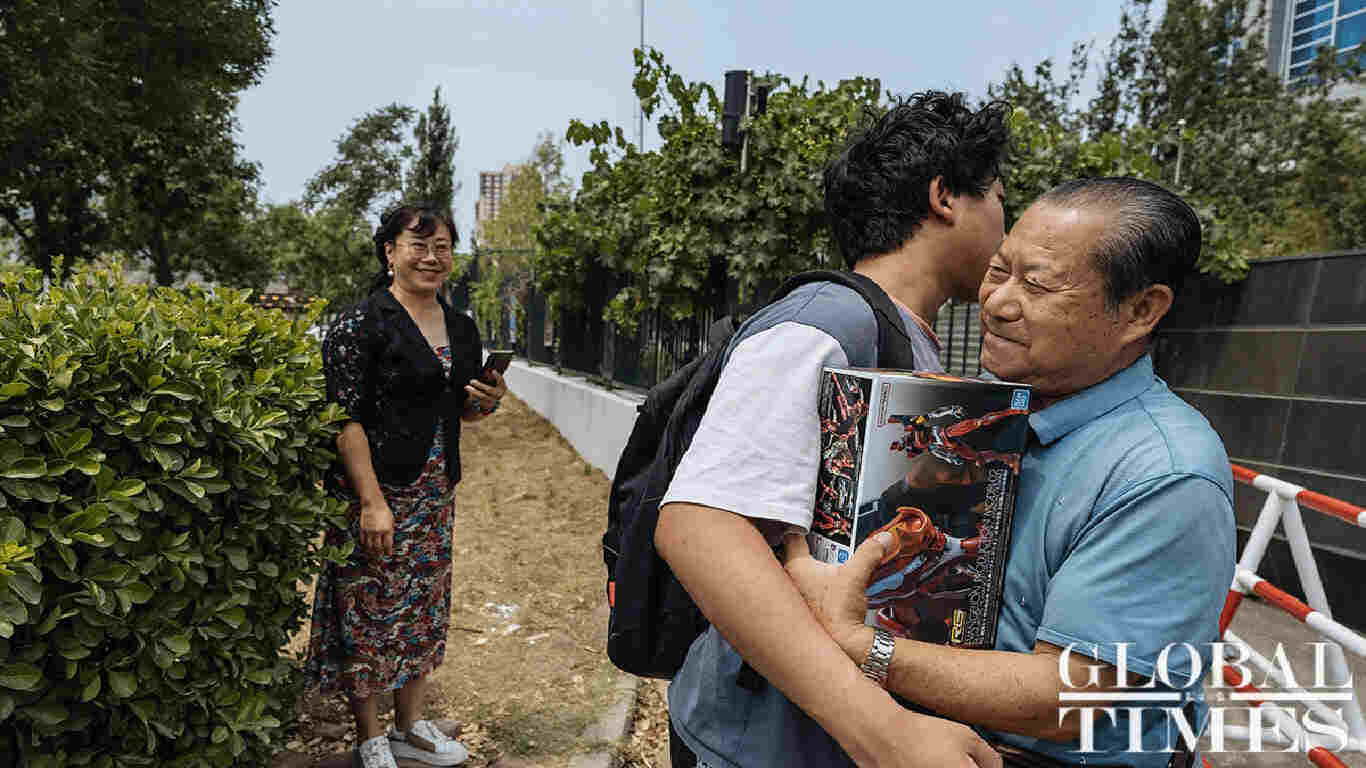 A father hugging his son after entrance exam. Photo: Li Hao/GT