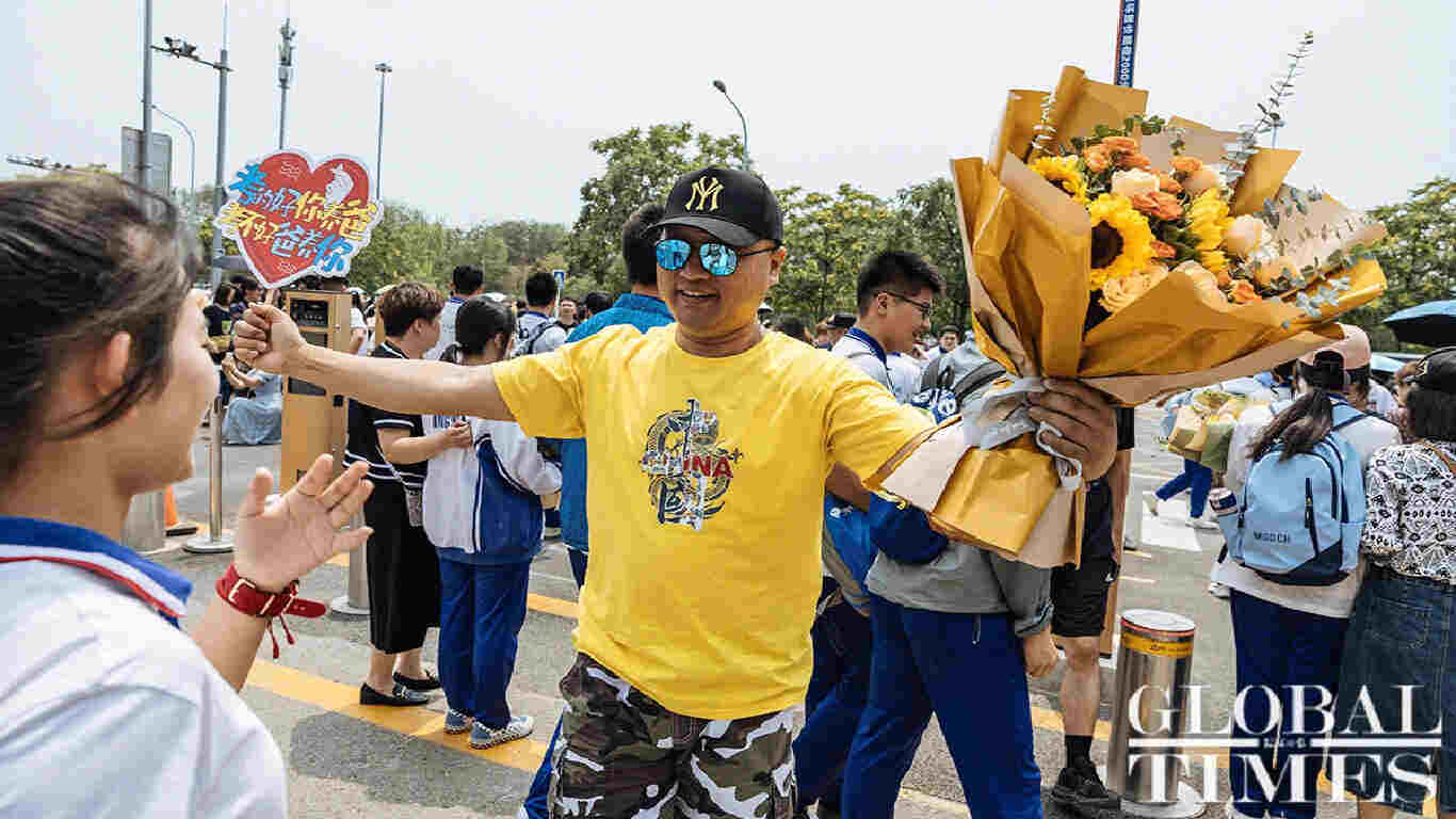 A father in yellow shit is welcoming his son. Photo: Li Hao/GT