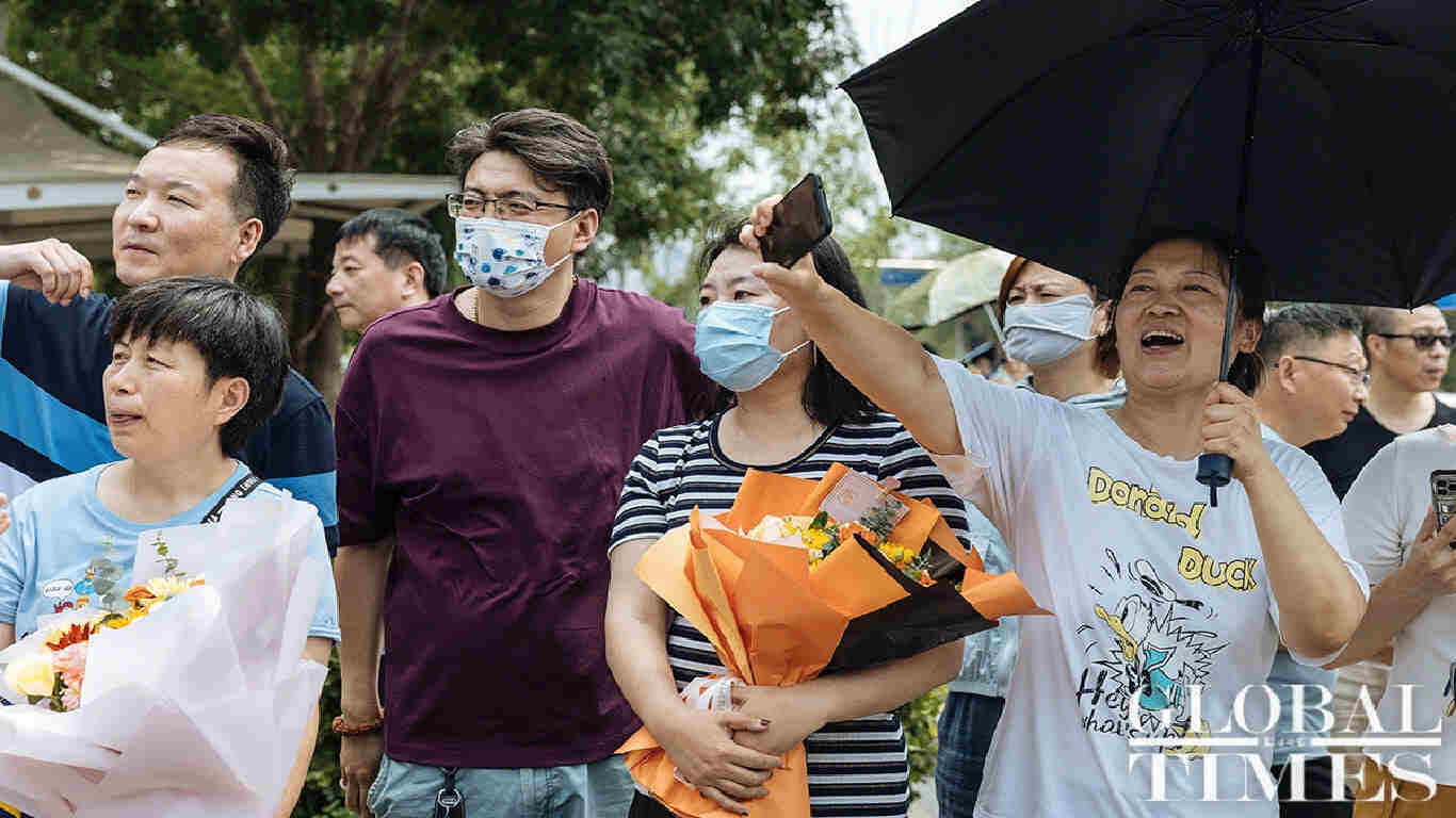 Parents waving their kids after entrance exam. Photo: Li Hao/GT