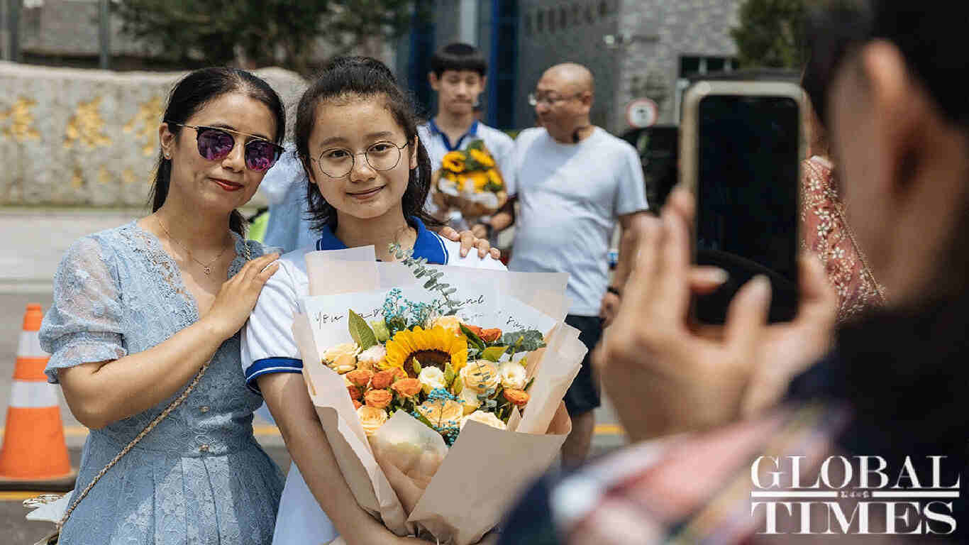 A mother taking pose with her daughter. Photo: Li Hao/GT