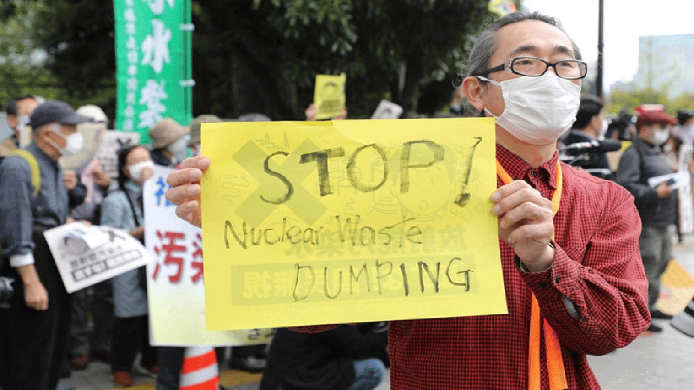 People rally to protest against the Japanese government's decision to discharge contaminated radioactive wastewater in Fukushima Prefecture into the sea, in Tokyo, capital of Japan, April 13, 2021. Photo: Xinhua
