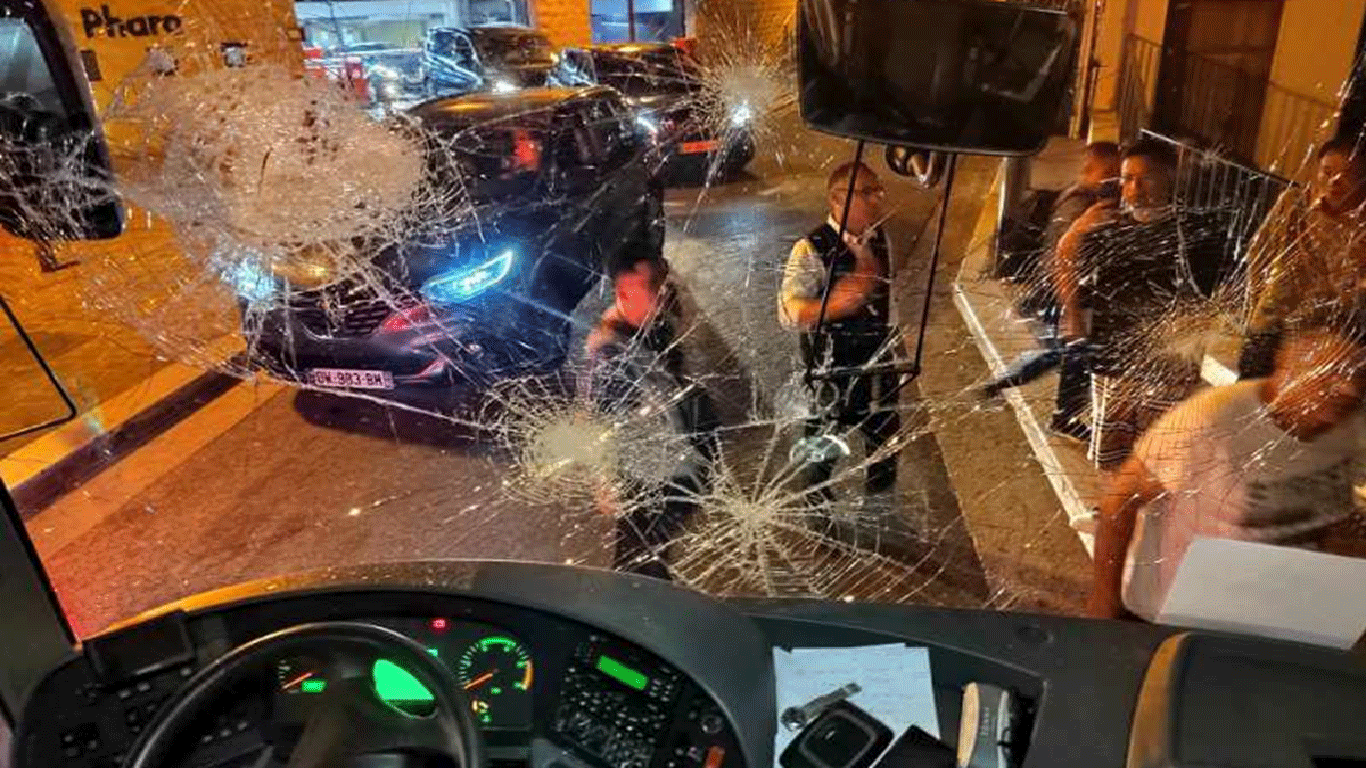 Black-clad rioters surround and smash the windscreen of a bus ferrying Chinese tourists in Marseille, France, late June 29, 2023. Photo: Courtesy of a Chinese tourist surnamed Li