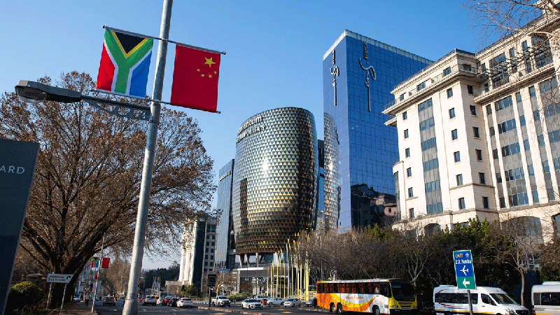 Chinese and South African national flags displayed alongside the road outside the Sandton Convention Centre in Johannesburg, South Africa on August 21, 2023. The capital city of the country is set to host the upcoming BRICS summit. Photo: Weng Qiyu/GT