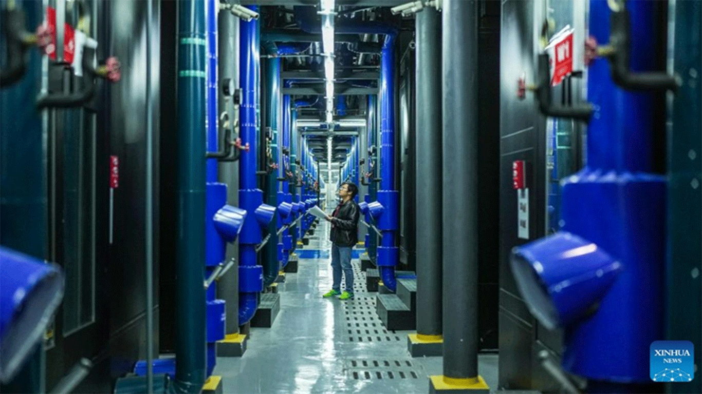 A staff member inspects the operating status of the micro module room in Guian Data Center of China Unicom in Guian New Area, southwest China's Guizhou Province, on May 23, 2023. In February 2022, China started work on the project to build an integrated national big data system involving the establishment of eight national computing hubs and 10 national data center clusters.(Photo: Xinhua)