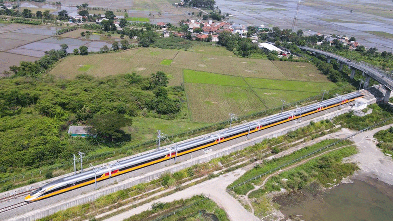 This aerial photo taken on June 22, 2023 shows a comprehensive inspection train running along the Jakarta-Bandung High-Speed Railway in Bandung, Indonesia.(Xinhua/Xu Qin)