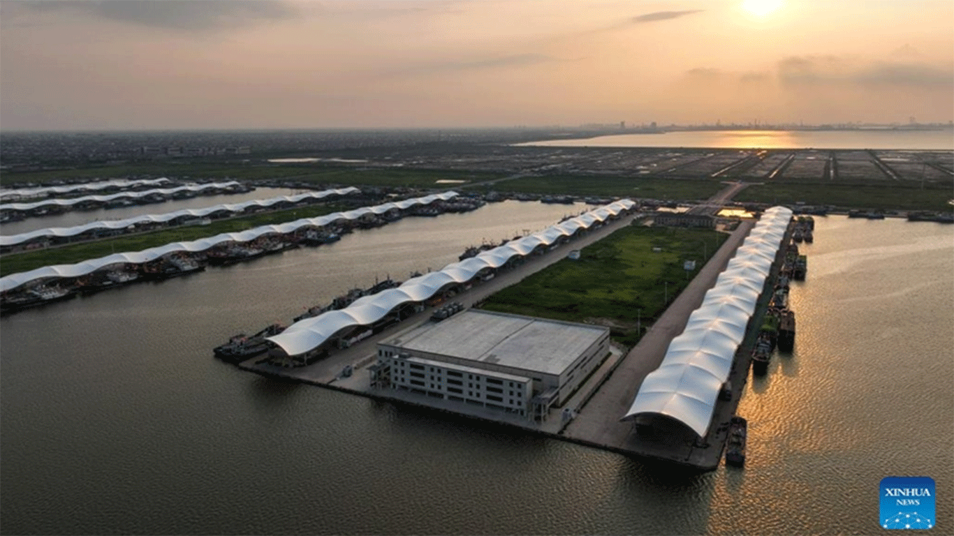 This aerial photo taken on July 24, 2023 shows a fishing port in Qidong, east China's Jiangsu Province. Chongming District and Pudong District of Shanghai, along with Qidong City of Jiangsu, are located in the estuary of Yangtze River. With its unique advantages, the region has been making concerted effort to further promote high-quality development.(Photo: Xinhua)