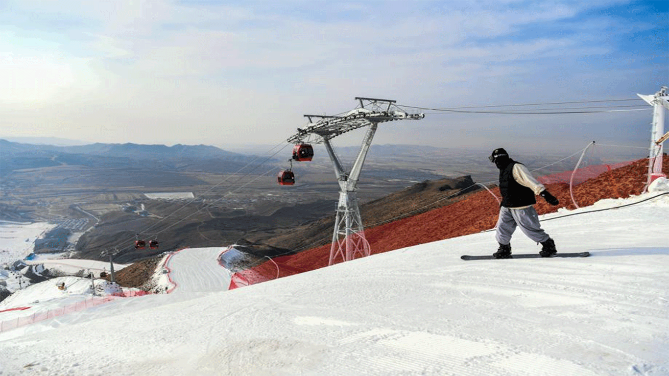 A snowboader takes on the slopes at Mazongshan Ski Resort, in Hohhot, Inner Mongolia autonomous region. Photo provided by Wang Shaokai/For chinadaily.com.cn