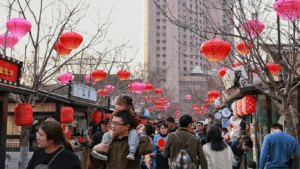 Spring Festival holidaymakers crowd attractions