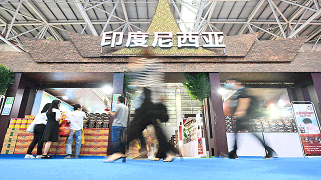 Visitors learn about coffee products at the Indonesian booth of the Fourth 21st Century Maritime Silk Road Exposition & 23rd Cross-Straits Fair for Economy and Trade in Fuzhou, East China's Fujian province, on May 18, 2021. [Photo/Xinhua]