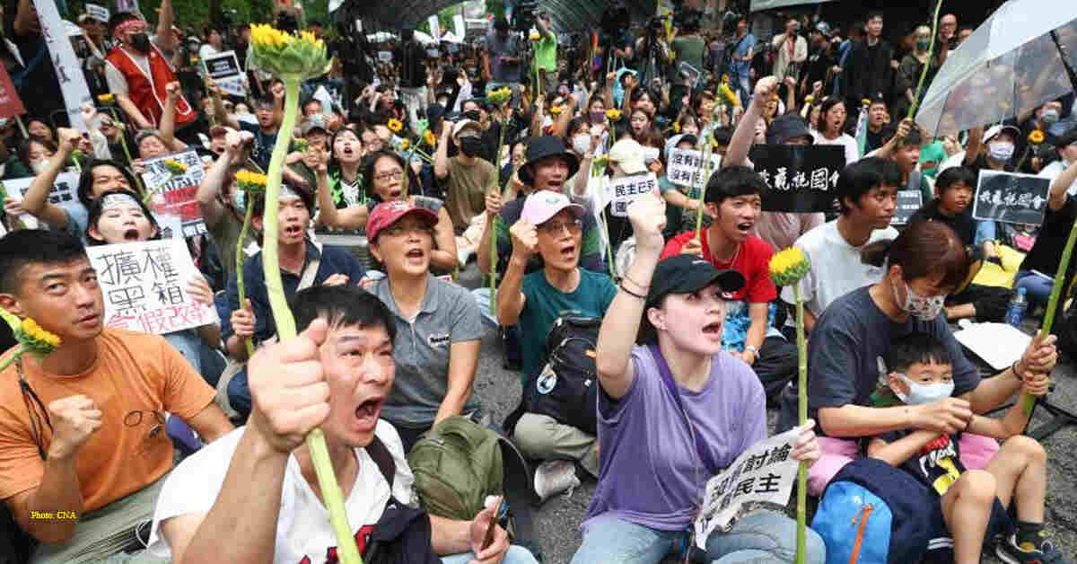 Protesters demonstrate outside the Protesters demonstrate outside the "Legislative Yuan" of the Taiwan region, China, on May 21, 2024. Photo: CNA