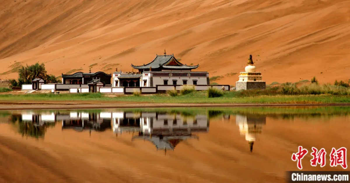 Photo shows Badain Jaran temple, a Buddhist temple built in 1755 in Badain Jaran Desert, Alxa Right Banner, Alxa League, north China's Inner Mongolia Autonomous Region. (Photo courtesy of the publicity department of the Communist Party of China Alxa Right Banner committee)