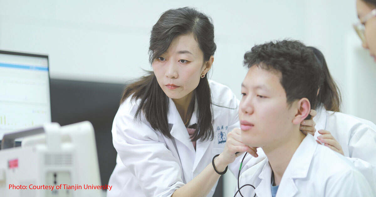 Liu Xiuyun (left) carries out scientific research and teaching work in the laboratory. Photo: Courtesy of Tianjin University